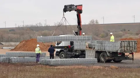 La candidata del PP de León a las Cortes, María José Álvarez Casais, visita el polígono industrial de Villadangos del Páramo, junto al consejero de Economía y Hacienda, Carlos Fernández Carriedo y el presidente provincial del partido, Juan Carlos Suárez-Quiñones. Foto: Campillo.