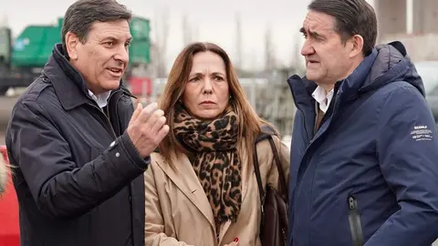 La candidata del PP de León a las Cortes, María José Álvarez Casais, visita el polígono industrial de Villadangos del Páramo, junto al consejero de Economía y Hacienda, Carlos Fernández Carriedo y el presidente provincial del partido, Juan Carlos Suárez-Quiñones. Foto: Campillo.