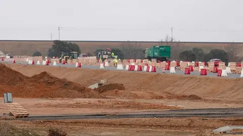 La candidata del PP de León a las Cortes, María José Álvarez Casais, visita el polígono industrial de Villadangos del Páramo, junto al consejero de Economía y Hacienda, Carlos Fernández Carriedo y el presidente provincial del partido, Juan Carlos Suárez-Quiñones. Foto: Campillo.