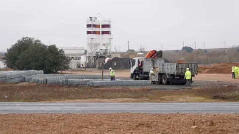 La candidata del PP de León a las Cortes, María José Álvarez Casais, visita el polígono industrial de Villadangos del Páramo, junto al consejero de Economía y Hacienda, Carlos Fernández Carriedo y el presidente provincial del partido, Juan Carlos Suárez-Quiñones. Foto: Campillo.