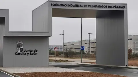 La candidata del PP de León a las Cortes, María José Álvarez Casais, visita el polígono industrial de Villadangos del Páramo, junto al consejero de Economía y Hacienda, Carlos Fernández Carriedo y el presidente provincial del partido, Juan Carlos Suárez-Quiñones. Foto: Campillo.