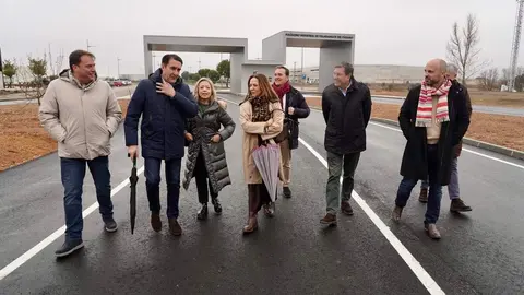 La candidata del PP de León a las Cortes, María José Álvarez Casais, visita el polígono industrial de Villadangos del Páramo, junto al consejero de Economía y Hacienda, Carlos Fernández Carriedo y el presidente provincial del partido, Juan Carlos Suárez-Quiñones. Foto: Campillo.