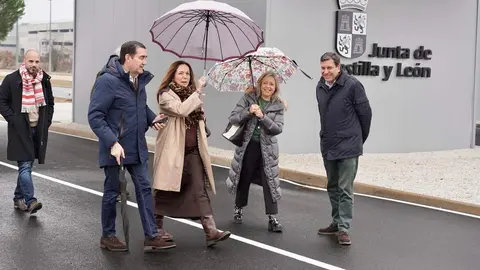 La candidata del PP de León a las Cortes, María José Álvarez Casais, visita el polígono industrial de Villadangos del Páramo, junto al consejero de Economía y Hacienda, Carlos Fernández Carriedo y el presidente provincial del partido, Juan Carlos Suárez-Quiñones. Foto: Campillo.