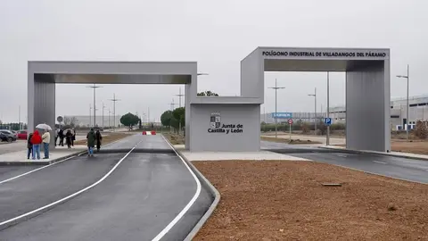 La candidata del PP de León a las Cortes, María José Álvarez Casais, visita el polígono industrial de Villadangos del Páramo, junto al consejero de Economía y Hacienda, Carlos Fernández Carriedo y el presidente provincial del partido, Juan Carlos Suárez-Quiñones. Foto: Campillo.