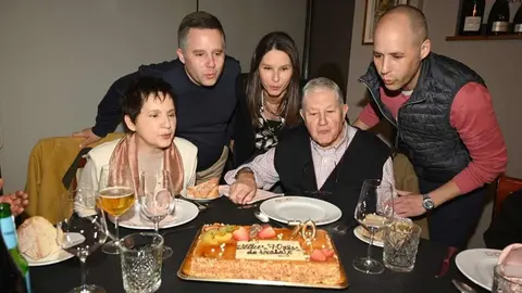 El restaurante Bodega Regia cumple setenta años de trayectoria convertido en uno de los establecimientos más representativos de la gastronomía tradicional leonesa. El negocio abrió sus puertas en 1956 impulsado por la familia Vidal-Suárez como una pequeña taberna donde se ofrecían vinos, tapas y raciones. El aniversario llega con un entrañable reconocimiento a 'Marquitos', su 'alma mater'.