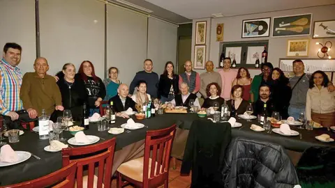 El restaurante Bodega Regia cumple setenta años de trayectoria convertido en uno de los establecimientos más representativos de la gastronomía tradicional leonesa. El negocio abrió sus puertas en 1956 impulsado por la familia Vidal-Suárez como una pequeña taberna donde se ofrecían vinos, tapas y raciones. El aniversario llega con un entrañable reconocimiento a 'Marquitos', su 'alma mater'.