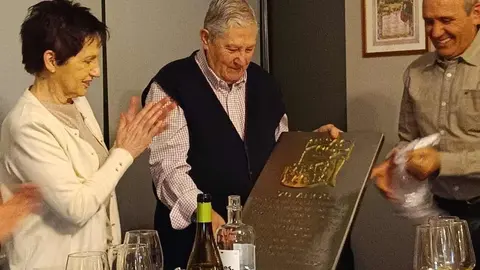 El restaurante Bodega Regia cumple setenta años de trayectoria convertido en uno de los establecimientos más representativos de la gastronomía tradicional leonesa. El negocio abrió sus puertas en 1956 impulsado por la familia Vidal-Suárez como una pequeña taberna donde se ofrecían vinos, tapas y raciones. El aniversario llega con un entrañable reconocimiento a 'Marquitos', su 'alma mater'.