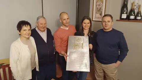 El restaurante Bodega Regia cumple setenta años de trayectoria convertido en uno de los establecimientos más representativos de la gastronomía tradicional leonesa. El negocio abrió sus puertas en 1956 impulsado por la familia Vidal-Suárez como una pequeña taberna donde se ofrecían vinos, tapas y raciones. El aniversario llega con un entrañable reconocimiento a 'Marquitos', su 'alma mater'.