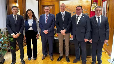 El alcalde de León, junto a la concejala de Turismo, Mercedes Escudero,
 durante el encuentro con representantes de Angustias y Soledad.