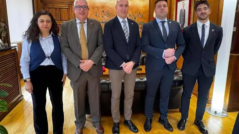 El alcalde de León, junto a la concejala de Turismo, Mercedes Escudero,
 durante el encuentro con representantes de Divino Obrero.