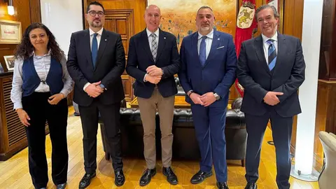 El alcalde de León, junto a la concejala de Turismo, Mercedes Escudero,
 durante el encuentro con representantes de Dulce Nombre.