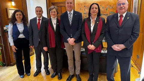 El alcalde de León, junto a la concejala de Turismo, Mercedes Escudero,
 durante el encuentro con representantes de Santa Marta.