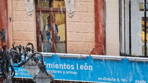 La semana ha comenzado en la provincia de León con un ambiente plenamente invernal y con una imagen inesperada en la capital. Pasadas las seis y media de la tarde de este lunes ha comenzado a nevar con intensidad en la ciudad de León, una nevada que ha sorprendido a muchos vecinos y que ha cubierto calles y vehículos en pocos minutos.
