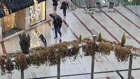 La semana ha comenzado en la provincia de León con un ambiente plenamente invernal y con una imagen inesperada en la capital. Pasadas las seis y media de la tarde de este lunes ha comenzado a nevar con intensidad en la ciudad de León, una nevada que ha sorprendido a muchos vecinos y que ha cubierto calles y vehículos en pocos minutos.