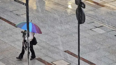 La semana ha comenzado en la provincia de León con un ambiente plenamente invernal y con una imagen inesperada en la capital. Pasadas las seis y media de la tarde de este lunes ha comenzado a nevar con intensidad en la ciudad de León, una nevada que ha sorprendido a muchos vecinos y que ha cubierto calles y vehículos en pocos minutos.