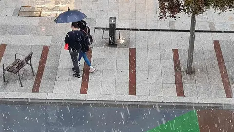 La semana ha comenzado en la provincia de León con un ambiente plenamente invernal y con una imagen inesperada en la capital. Pasadas las seis y media de la tarde de este lunes ha comenzado a nevar con intensidad en la ciudad de León, una nevada que ha sorprendido a muchos vecinos y que ha cubierto calles y vehículos en pocos minutos.