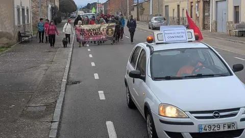 Las marchas forestales promovidas por la Asociación de Trabajadores de Incendios Forestales de Castilla y León sumaron este lunes 9 de marzo una nueva etapa con el recorrido ya completado entre Nogarejas y Castrocalbón.