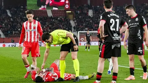 La Cultural vuelve a sufrir, esta vez en Almería, y se mantiene en una desesperada lucha por salir del hoyo. El equipo de De la Barrera, muy diferente en esta ocasión, no encuentra rearme en la primera mitad.