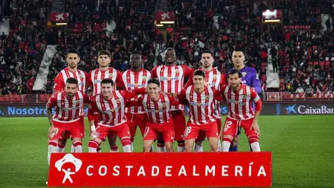 La Cultural vuelve a sufrir, esta vez en Almería, y se mantiene en una desesperada lucha por salir del hoyo. El equipo de De la Barrera, muy diferente en esta ocasión, no encuentra rearme en la primera mitad.