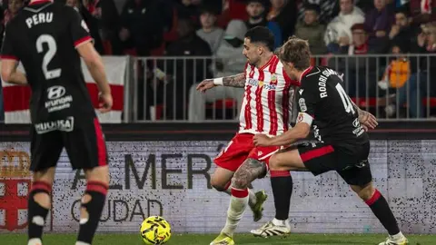 La Cultural vuelve a sufrir, esta vez en Almería, y se mantiene en una desesperada lucha por salir del hoyo. El equipo de De la Barrera, muy diferente en esta ocasión, no encuentra rearme en la primera mitad.