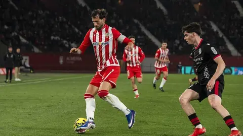 La Cultural vuelve a sufrir, esta vez en Almería, y se mantiene en una desesperada lucha por salir del hoyo. El equipo de De la Barrera, muy diferente en esta ocasión, no encuentra rearme en la primera mitad.