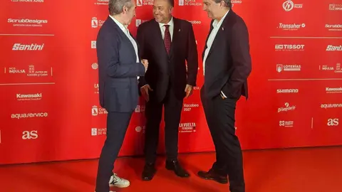 La provincia de León formará parte del recorrido de la próxima La Vuelta Femenina, cuya edición de 2026 se disputará entre el 3 y el 9 de mayo con un trazado que recorrerá Galicia, León y Asturias. La presentación oficial del recorrido tuvo lugar en la localidad coruñesa de Ribeira, donde se dieron a conocer los detalles de una carrera que este año adquiere una dimensión especial para Astorga.