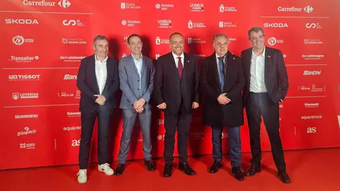 La provincia de León formará parte del recorrido de la próxima La Vuelta Femenina, cuya edición de 2026 se disputará entre el 3 y el 9 de mayo con un trazado que recorrerá Galicia, León y Asturias. La presentación oficial del recorrido tuvo lugar en la localidad coruñesa de Ribeira, donde se dieron a conocer los detalles de una carrera que este año adquiere una dimensión especial para Astorga.