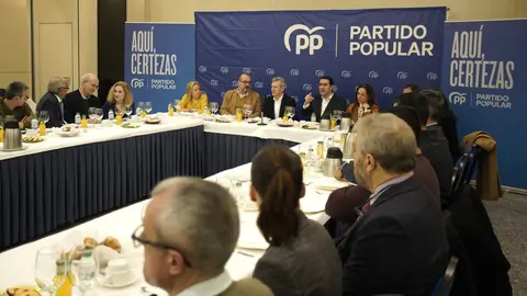 El presidente del PP de Galicia, Alfonso Rueda, durante su participación en el acto sectorial ‘Emprendimiento e infraestructuras’', en Ponferrada. Foto: César Sánchez.