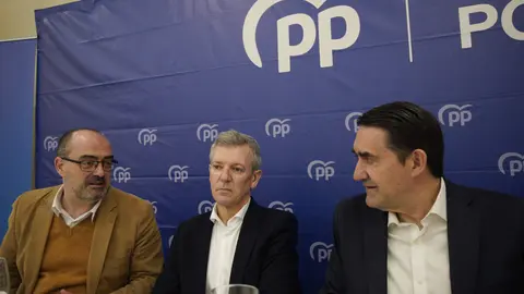 El presidente del PP de Galicia, Alfonso Rueda, durante su participación en el acto sectorial ‘Emprendimiento e infraestructuras’', en Ponferrada. Foto: César Sánchez.