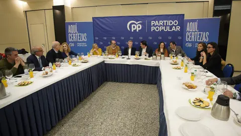 El presidente del PP de Galicia, Alfonso Rueda, durante su participación en el acto sectorial ‘Emprendimiento e infraestructuras’', en Ponferrada. Foto: César Sánchez.