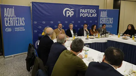 El presidente del PP de Galicia, Alfonso Rueda, durante su participación en el acto sectorial ‘Emprendimiento e infraestructuras’', en Ponferrada. Foto: César Sánchez.