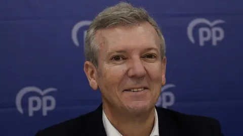 El presidente del PP de Galicia, Alfonso Rueda, durante su participación en el acto sectorial ‘Emprendimiento e infraestructuras’', en Ponferrada. Foto: César Sánchez.