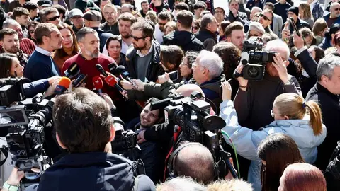El presidente de Vox, Santiago Abascal, atiende a los medios de comunicación en la plaza España de Astorga. Foto: Campillo.