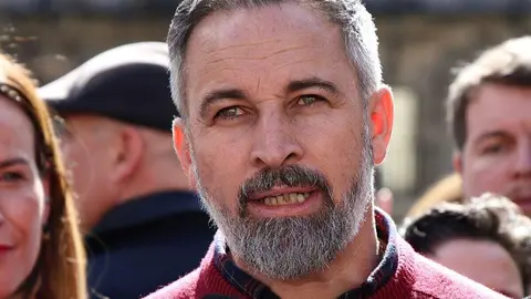 El presidente de Vox, Santiago Abascal, atiende a los medios de comunicación en la plaza España de Astorga. Foto: Campillo.