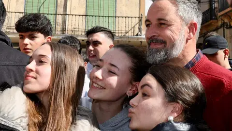 El presidente de Vox, Santiago Abascal, atiende a los medios de comunicación en la plaza España de Astorga. Foto: Campillo.