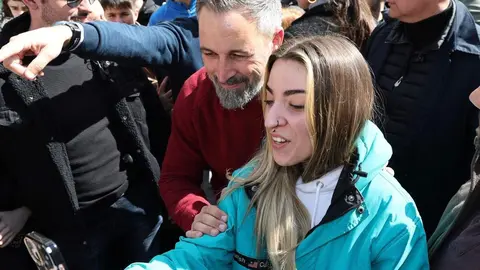 El presidente de Vox, Santiago Abascal, atiende a los medios de comunicación en la plaza España de Astorga. Foto: Campillo.