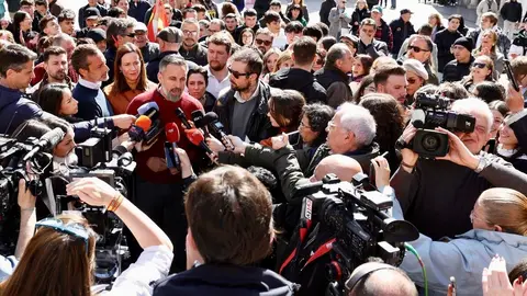 El presidente de Vox, Santiago Abascal, atiende a los medios de comunicación en la plaza España de Astorga. Foto: Campillo.