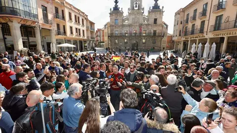 El presidente de Vox, Santiago Abascal, atiende a los medios de comunicación en la plaza España de Astorga. Foto: Campillo.
