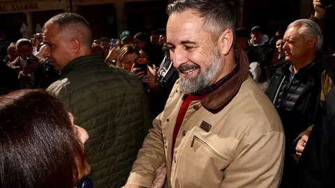El presidente de Vox, Santiago Abascal, atiende a los medios de comunicación en la plaza España de Astorga. Foto: Campillo.