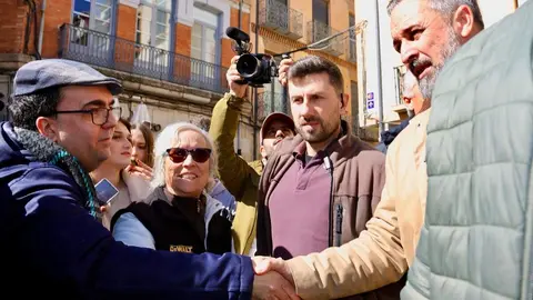 El presidente de Vox, Santiago Abascal, atiende a los medios de comunicación en la plaza España de Astorga. Foto: Campillo.