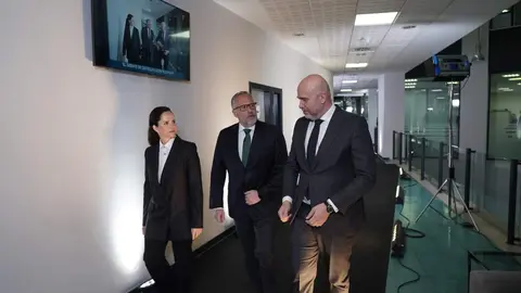 Debate candidatos a la presidencia de la Junta. En la imagen El director general de RTVCyL, Jorge Losada, junto a la consejera de RTVCyL, Soledad Ulibarri, acompañan al candidato de Vox Carlos Pollán a la llegada a la sede de RTVCyL en Valladolid. Foto: Eduardo Margareto.