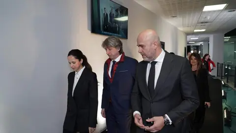 En la imagen El director general de RTVCyL, Jorge Losada, junto a la consejera de RTVCyL, Soledad Ulibarri, acompañan al candidato de Vox Carlos Pollán a la llegada a la sede de RTVCyL en Valladolid. Foto: Eduardo Margareto.
