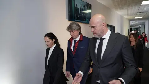 Debate candidatos a la presidencia de la Junta. En la imagen El director general de RTVCyL, Jorge Losada, junto a la consejera de RTVCyL, Soledad Ulibarri, acompañan al candidato de Vox Carlos Pollán a la llegada a la sede de RTVCyL en Valladolid. Foto: Eduardo Margareto.