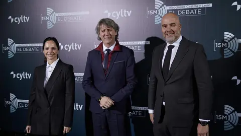 Debate candidatos a la presidencia de la Junta. En la imagen El director general de RTVCyL, Jorge Losada, junto a la consejera de RTVCyL, Soledad Ulibarri, acompañan al candidato de Vox Carlos Pollán a la llegada a la sede de RTVCyL en Valladolid. Foto: Eduardo Margareto.