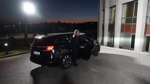 Debate candidatos a la presidencia de la Junta. En la imagen El director general de RTVCyL, Jorge Losada, junto a la consejera de RTVCyL, Soledad Ulibarri, acompañan al candidato de Vox Carlos Pollán a la llegada a la sede de RTVCyL en Valladolid. Foto: Eduardo Margareto.