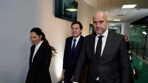 Debate candidatos a la presidencia de la Junta. En la imagen El director general de RTVCyL, Jorge Losada, junto a la consejera de RTVCyL, Soledad Ulibarri, acompañan al candidato de Vox Carlos Pollán a la llegada a la sede de RTVCyL en Valladolid. Foto: Eduardo Margareto.