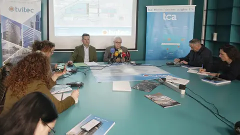 Los principales ejecutivos de la empresa Tvitec, Javier Prado (D), y Alberto Fernández Sutil (I), durante su comparecencia de esta mañana para hablar sobre las últimas noticias relevantes de la compañía. Foto: César Sánchez