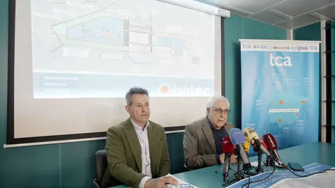 Los principales ejecutivos de la empresa Tvitec, Javier Prado (D), y Alberto Fernández Sutil (I), durante su comparecencia de esta mañana para hablar sobre las últimas noticias relevantes de la compañía. Foto: César Sánchez