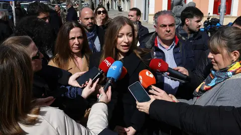 La portavoz del PP en el Congreso, Ester Muñoz, visita Astorga acompañada por el alcalde del municipio, José Luis Nieto y por la cabeza de lista del partido por León, María José Álvarez Casáis. Fotos: Campillo