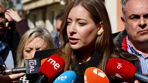 La portavoz del PP en el Congreso, Ester Muñoz, visita Astorga acompañada por el alcalde del municipio, José Luis Nieto y por la cabeza de lista del partido por León, María José Álvarez Casáis. Fotos: Campillo